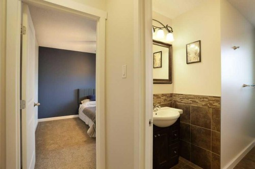 534 Iris Street, Rosemary, AB - Indoor Photo Showing Bathroom
