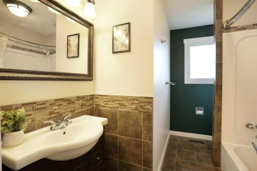 534 Iris Street, Rosemary, AB - Indoor Photo Showing Bathroom