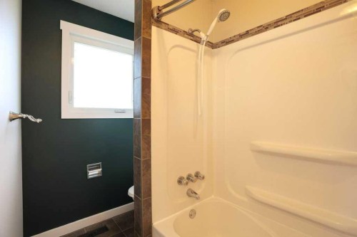 534 Iris Street, Rosemary, AB - Indoor Photo Showing Bathroom