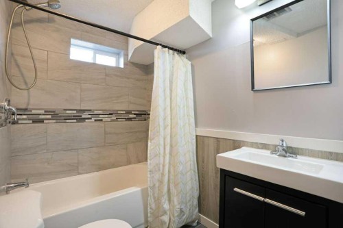 534 Iris Street, Rosemary, AB - Indoor Photo Showing Bathroom