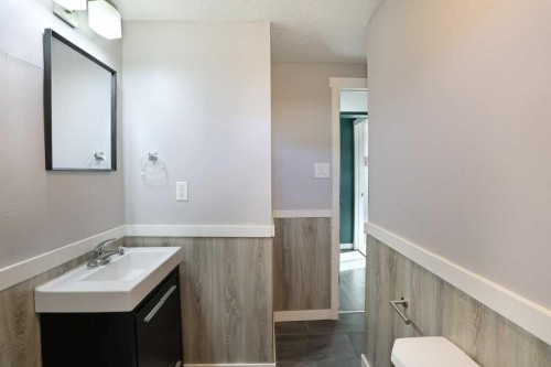 534 Iris Street, Rosemary, AB - Indoor Photo Showing Bathroom