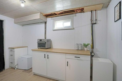 534 Iris Street, Rosemary, AB - Indoor