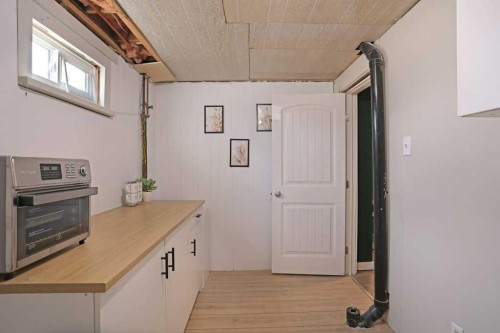 534 Iris Street, Rosemary, AB - Indoor
