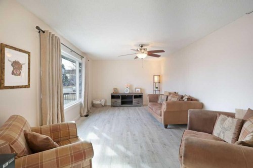 534 Iris Street, Rosemary, AB - Indoor Photo Showing Living Room
