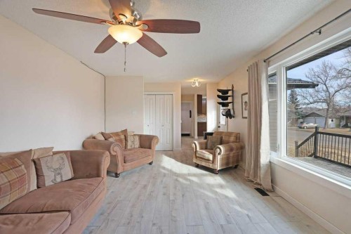 534 Iris Street, Rosemary, AB - Indoor Photo Showing Living Room
