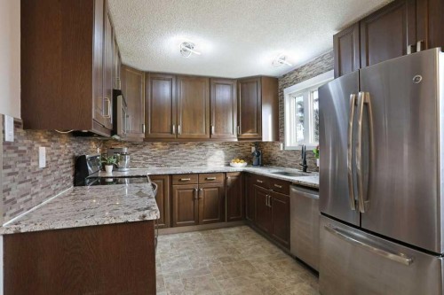 534 Iris Street, Rosemary, AB - Indoor Photo Showing Kitchen With Upgraded Kitchen