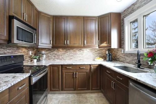 534 Iris Street, Rosemary, AB - Indoor Photo Showing Kitchen With Upgraded Kitchen