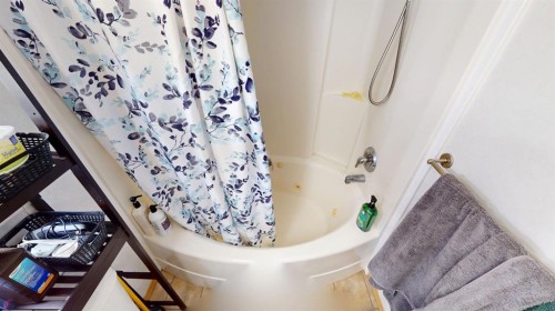 92 Railway Avenue, Rosemary, AB - Indoor