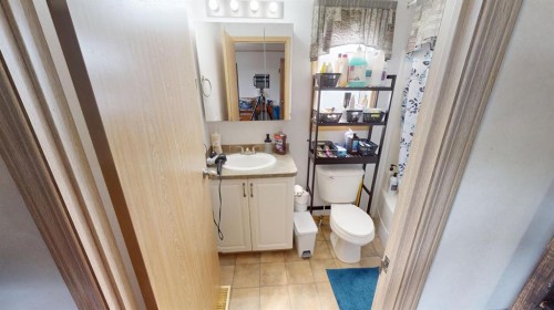 92 Railway Avenue, Rosemary, AB - Indoor Photo Showing Bathroom
