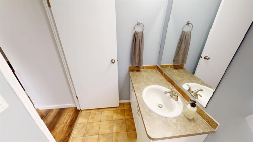 92 Railway Avenue, Rosemary, AB - Indoor Photo Showing Bathroom