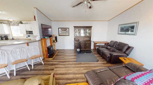 92 Railway Avenue, Rosemary, AB - Indoor Photo Showing Living Room