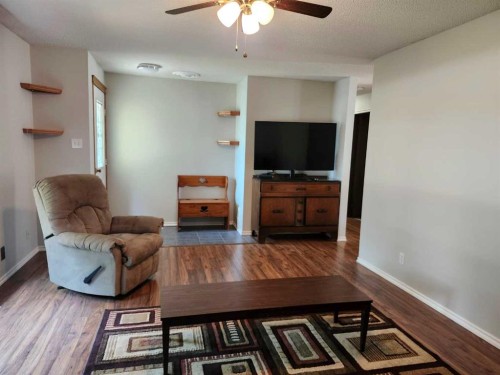 224 2 Street, Drumheller, AB - Indoor Photo Showing Other Room