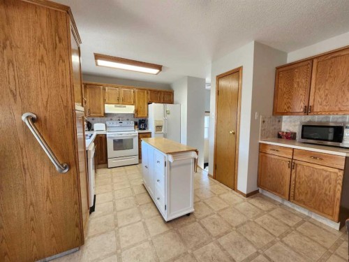 224 2 Street, Drumheller, AB - Indoor Photo Showing Kitchen