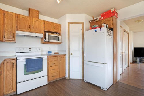 21 Pleasant Park Green West, Brooks, AB - Indoor Photo Showing Kitchen