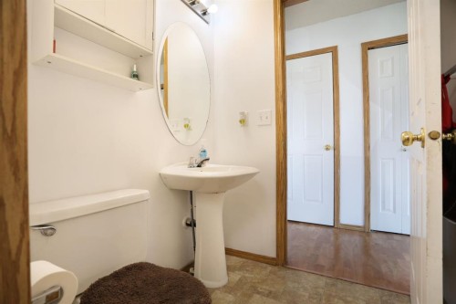 21 Pleasant Park Green West, Brooks, AB - Indoor Photo Showing Bathroom