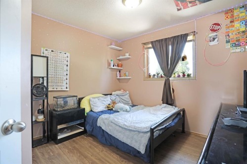 21 Pleasant Park Green West, Brooks, AB - Indoor Photo Showing Bedroom
