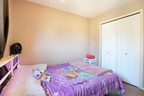 21 Pleasant Park Green West, Brooks, AB - Indoor Photo Showing Bedroom