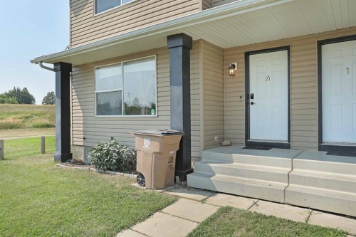 21 Pleasant Park Green West, Brooks, AB - Outdoor