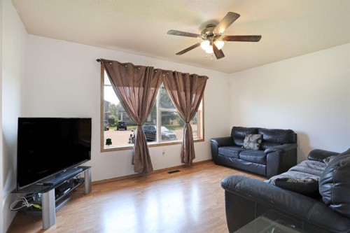 21 Pleasant Park Green West, Brooks, AB - Indoor Photo Showing Living Room