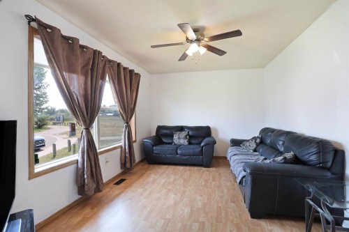 21 Pleasant Park Green West, Brooks, AB - Indoor Photo Showing Living Room