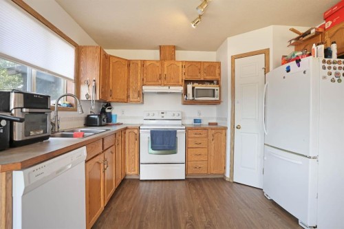 21 Pleasant Park Green West, Brooks, AB - Indoor Photo Showing Kitchen With Double Sink