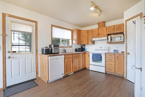 21 Pleasant Park Green West, Brooks, AB - Indoor Photo Showing Kitchen With Double Sink
