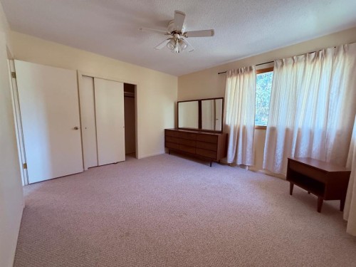 408 8 Street E, Drumheller, AB - Indoor Photo Showing Bedroom