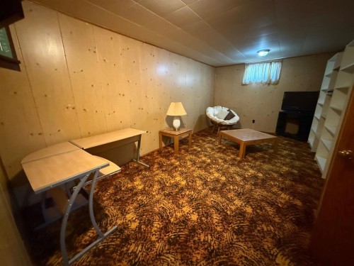 408 8 Street E, Drumheller, AB - Indoor