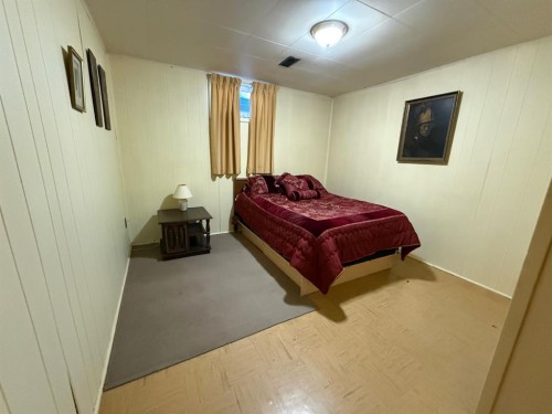 408 8 Street E, Drumheller, AB - Indoor Photo Showing Bedroom