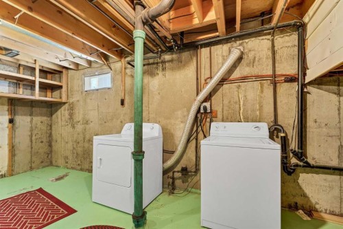 31 8 Street West, Brooks, AB - Indoor Photo Showing Laundry Room