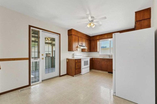 31 8 Street West, Brooks, AB - Indoor Photo Showing Kitchen