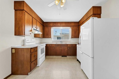 31 8 Street West, Brooks, AB - Indoor Photo Showing Kitchen With Double Sink