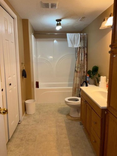 66 Upland Road West, Brooks, AB - Indoor Photo Showing Bathroom