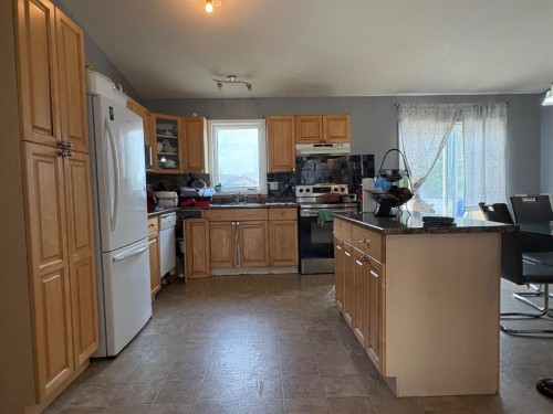 66 Upland Road West, Brooks, AB - Indoor Photo Showing Kitchen