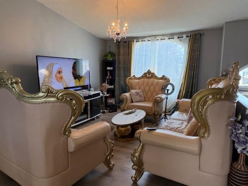 66 Upland Road West, Brooks, AB - Indoor Photo Showing Living Room