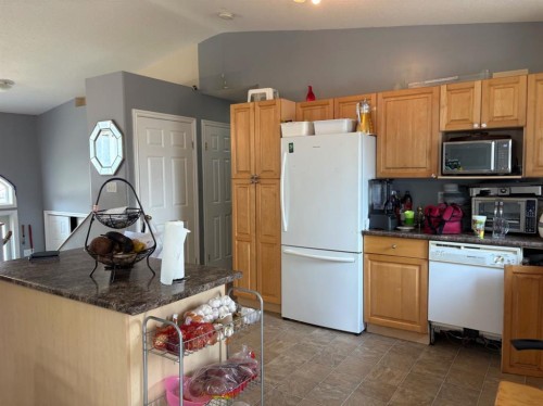 66 Upland Road West, Brooks, AB - Indoor Photo Showing Kitchen