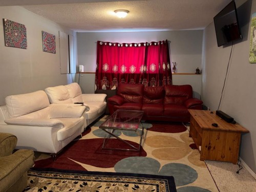 66 Upland Road West, Brooks, AB - Indoor Photo Showing Living Room