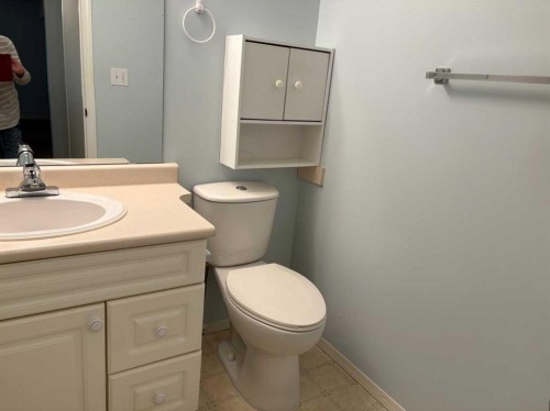 209-4514 54 Avenue, Olds, AB - Indoor Photo Showing Bathroom
