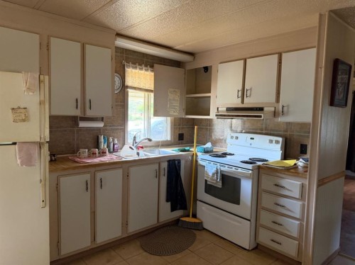 171 2 Avenue, Drumheller, AB - Indoor Photo Showing Kitchen With Double Sink