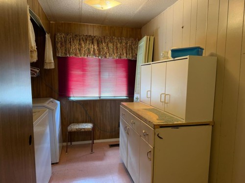 171 2 Avenue, Drumheller, AB - Indoor Photo Showing Laundry Room