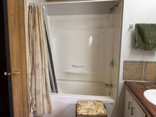 171 2 Avenue, Drumheller, AB - Indoor Photo Showing Bathroom