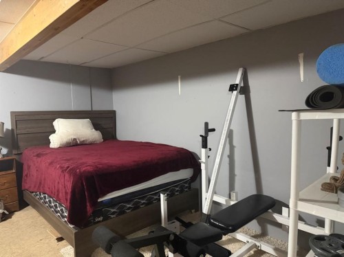 97 Villa Street, Drumheller, AB - Indoor Photo Showing Bedroom