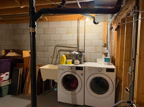 645 3 Avenue West, Drumheller, AB - Indoor Photo Showing Laundry Room