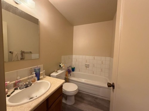 645 3 Avenue West, Drumheller, AB - Indoor Photo Showing Bathroom