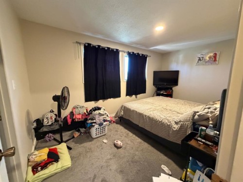 635 3 Avenue West, Drumheller, AB - Indoor Photo Showing Bedroom