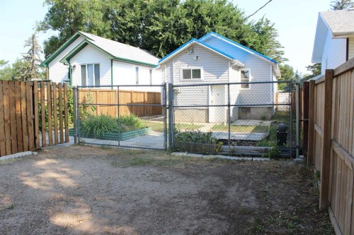 23 Pine Avenue West, Brooks, AB - Outdoor