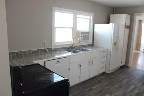 23 Pine Avenue West, Brooks, AB - Indoor Photo Showing Kitchen With Double Sink