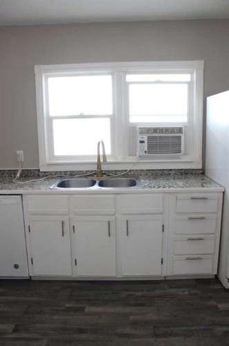 23 Pine Avenue West, Brooks, AB - Indoor Photo Showing Kitchen With Double Sink