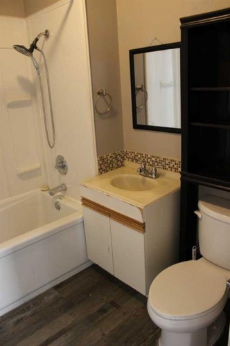 23 Pine Avenue West, Brooks, AB - Indoor Photo Showing Bathroom