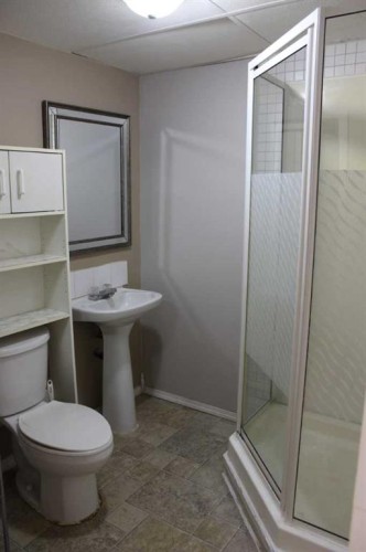 23 Pine Avenue West, Brooks, AB - Indoor Photo Showing Bathroom